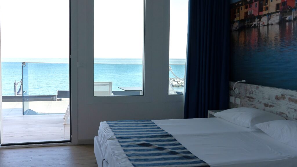 Hotel-Caorle-camere-vista-mare-1-1024×577-1