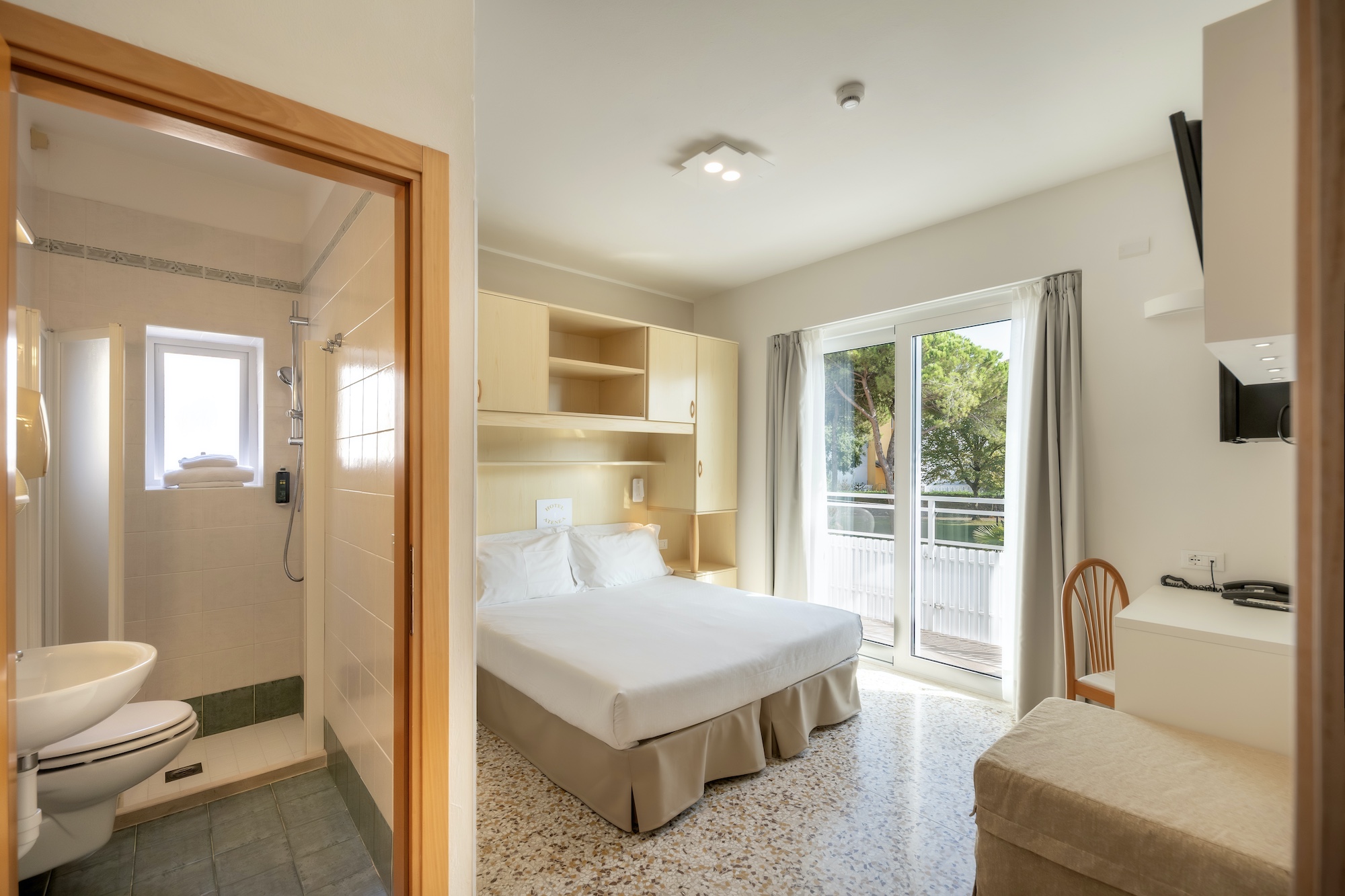 camera-matrimoniale-con-balcone-hotel-atenea-caorle1